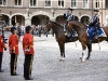 Den Haag, Binnenhof, prinsjesdag 2008.Commandant Koninklijke Marechaussee groet de erewacht van het garde Fuseliers Prinses Irene.