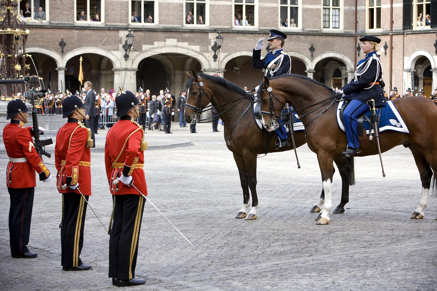 Den Haag, Binnenhof, prinsjesdag 2008.Commandant Koninklijke Marechaussee groet de erewacht van het garde Fuseliers Prinses Irene.