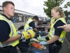 Rotterdam airport, briefing en aansluitend actie preventief fouilleren KMAR. Voertuigen worden doorzocht en personen worden gefouilleerd.